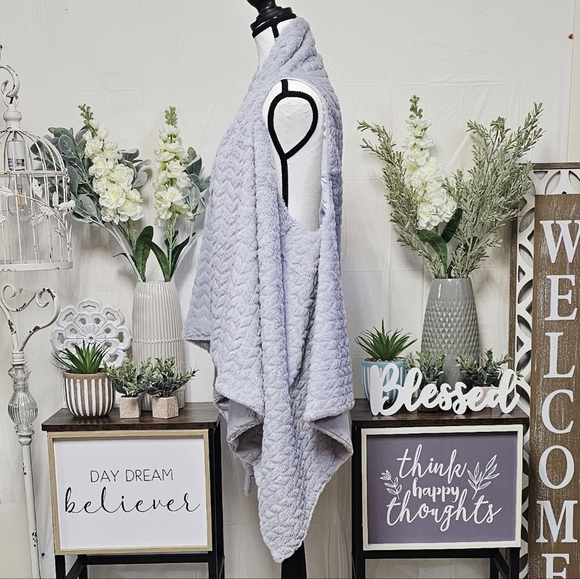 MARCUS ADLER NEW YORK | FAUX FUR WRAP VEST - NWT! - Picture 3 of 14